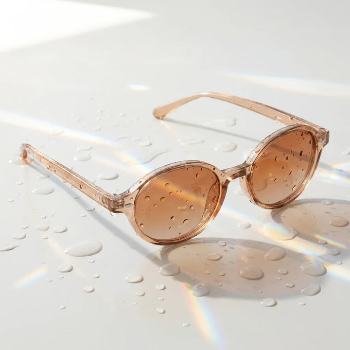 Lentes sol Capri polarizados UV400 sobre superficie con agua y luz natural Bonoboss #color_champagne