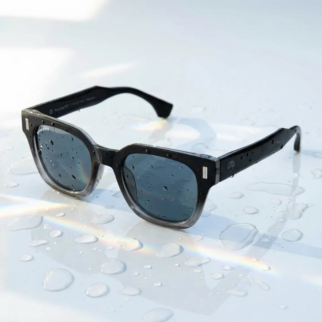 Lentes sol Osorno RPET polarizados UV400 sobre superficie con agua y luz natural Bonoboss #color_degrade-azul