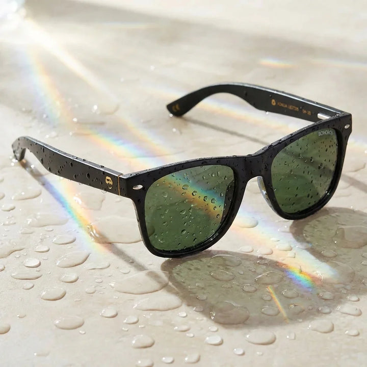 Lentes sol Acacia Dark polarizados UV400 sobre superficie con agua y luz natural Bonoboss #color_g15