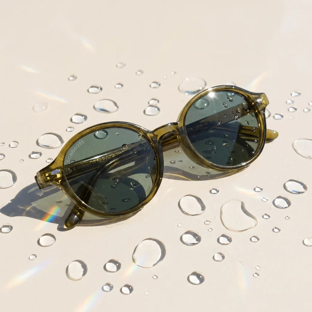 Lentes sol Capri polarizados UV400 sobre superficie con agua y luz natural Bonoboss #color_olive-light