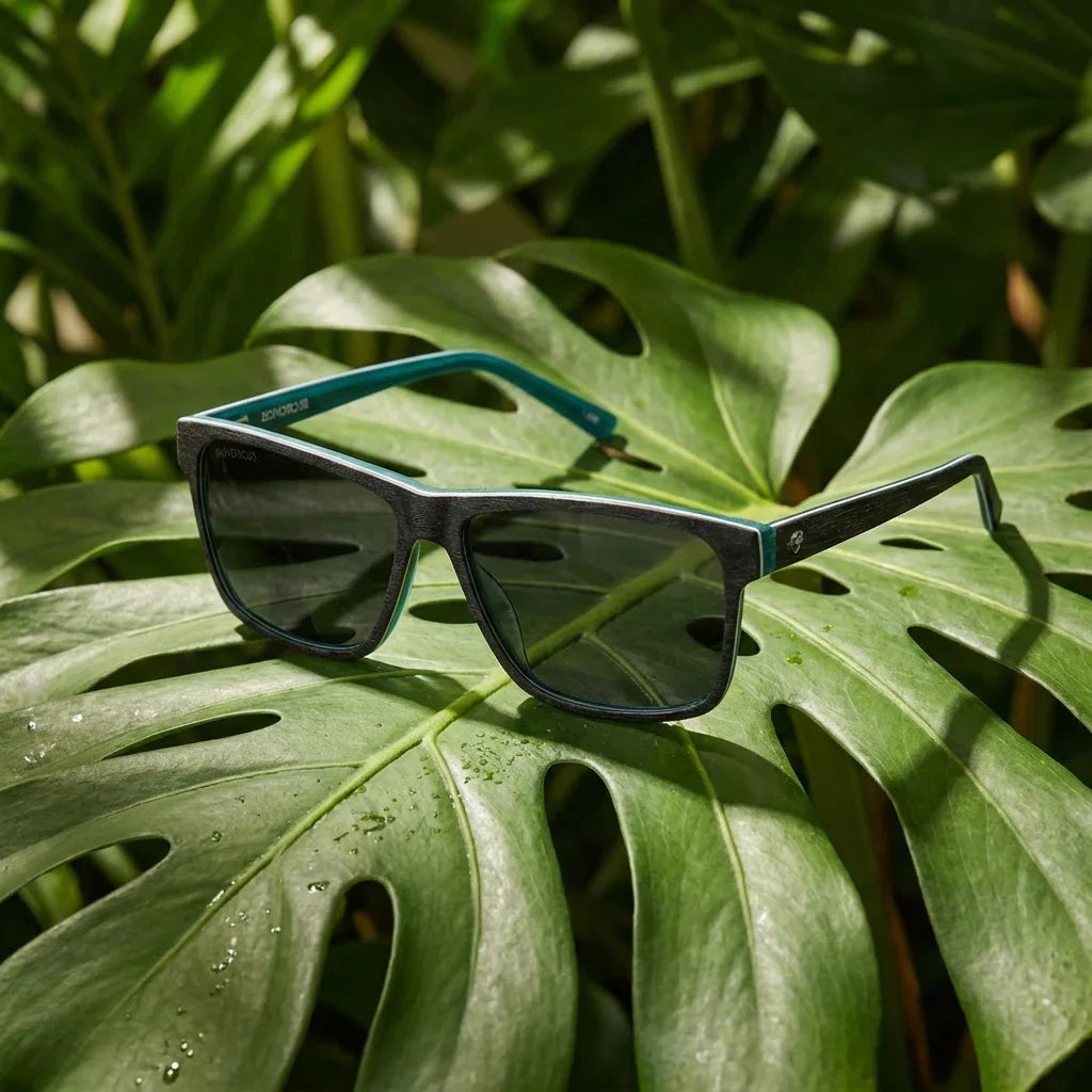 Lentes sol Keule polarizados madera darkblue composicion botanica monstera tropical biodegradable Bonoboss #editorial_grid2 #color_darkblue