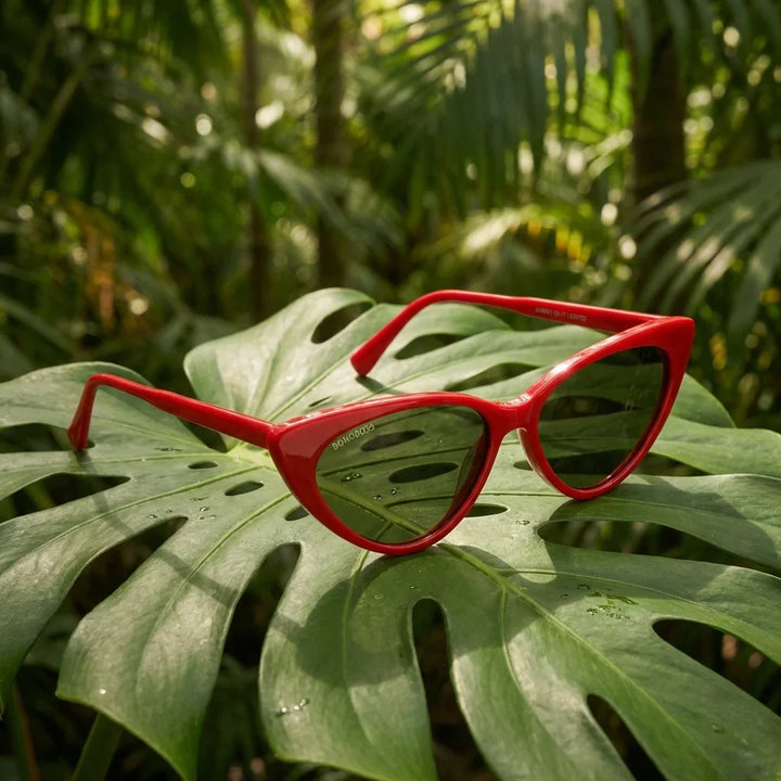Lentes sol Audrey Red polarizados rojo composicion botanica hoja monstera tropical Bonoboss #editorial_grid2 #color_rojo