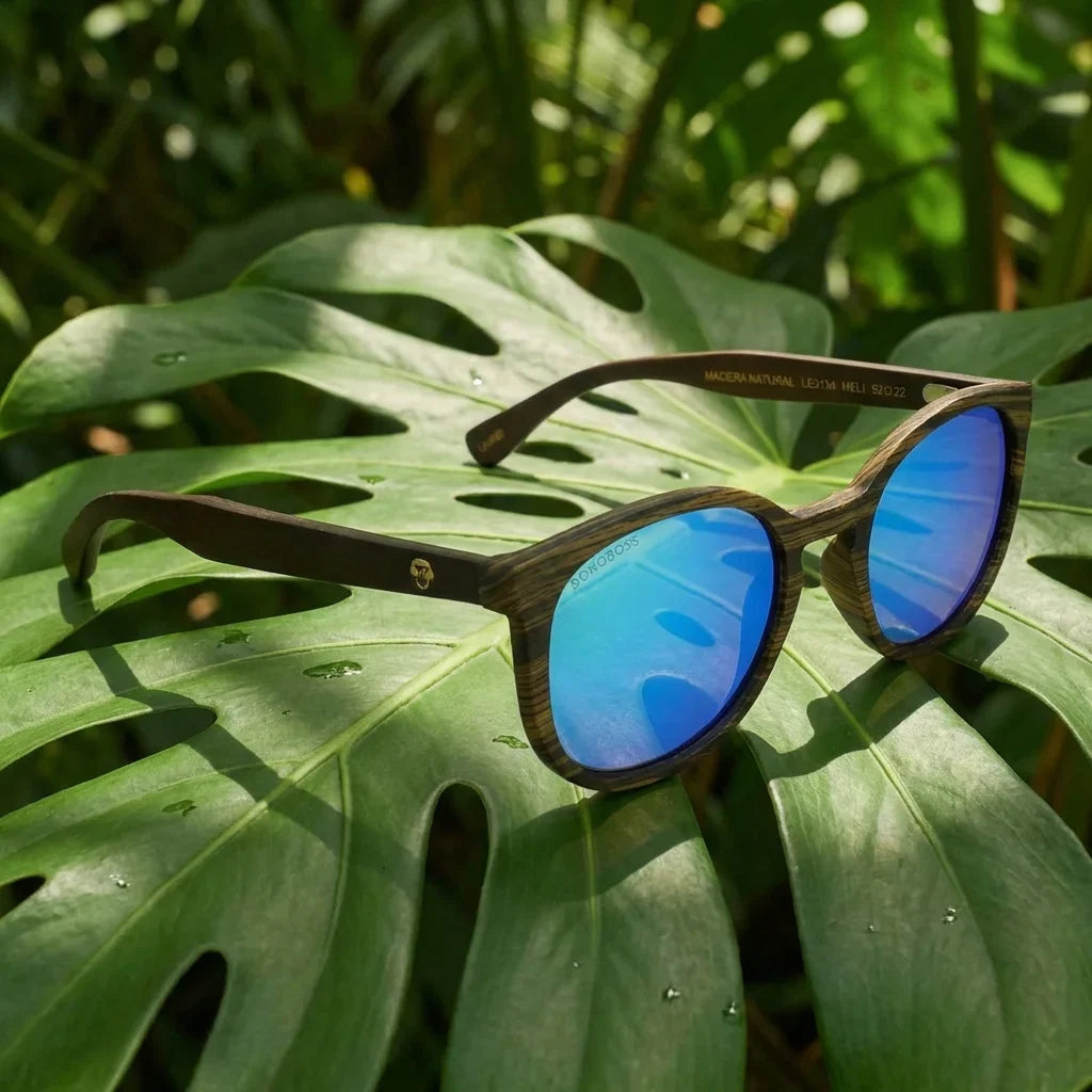 Lentes sol Meli Ebony polarizados madera ebony polarizado Espejado Azul composicion botanica monstera tropical Bonoboss #editorial_grid2 #color_espejado-azul
