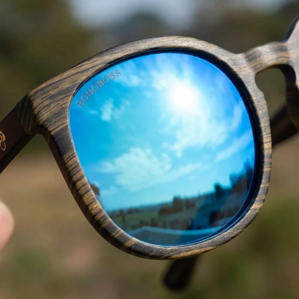Lentes sol Meli Ebony polarizados UV400 madera ebony polarizado Espejado Azul close-up lente coating espejado detalle optico Bonoboss #editorial_polarizado #color_espejado-azul