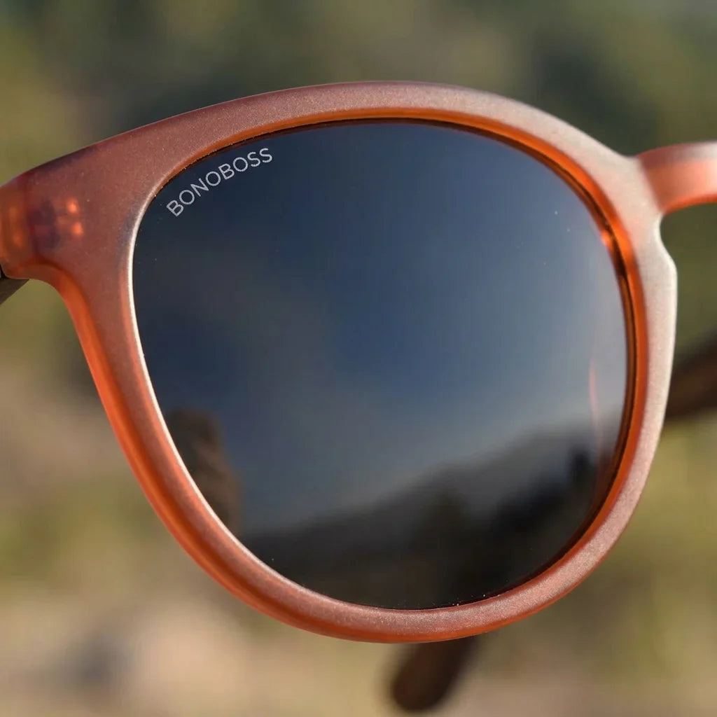 Lentes sol Meli Wine polarizados UV400 madera wine polarizado Negro close-up lente coating espejado detalle optico Bonoboss #editorial_polarizado #color_negro