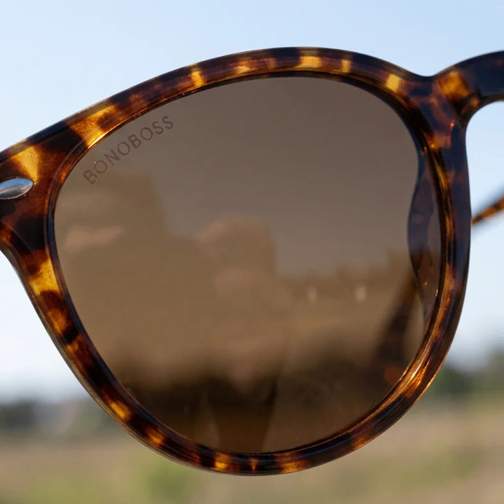 Lentes sol Henua polarizados UV400 bio-acetato carey close-up lente coating espejado detalle optico Bonoboss #editorial_grid1 #color_carey