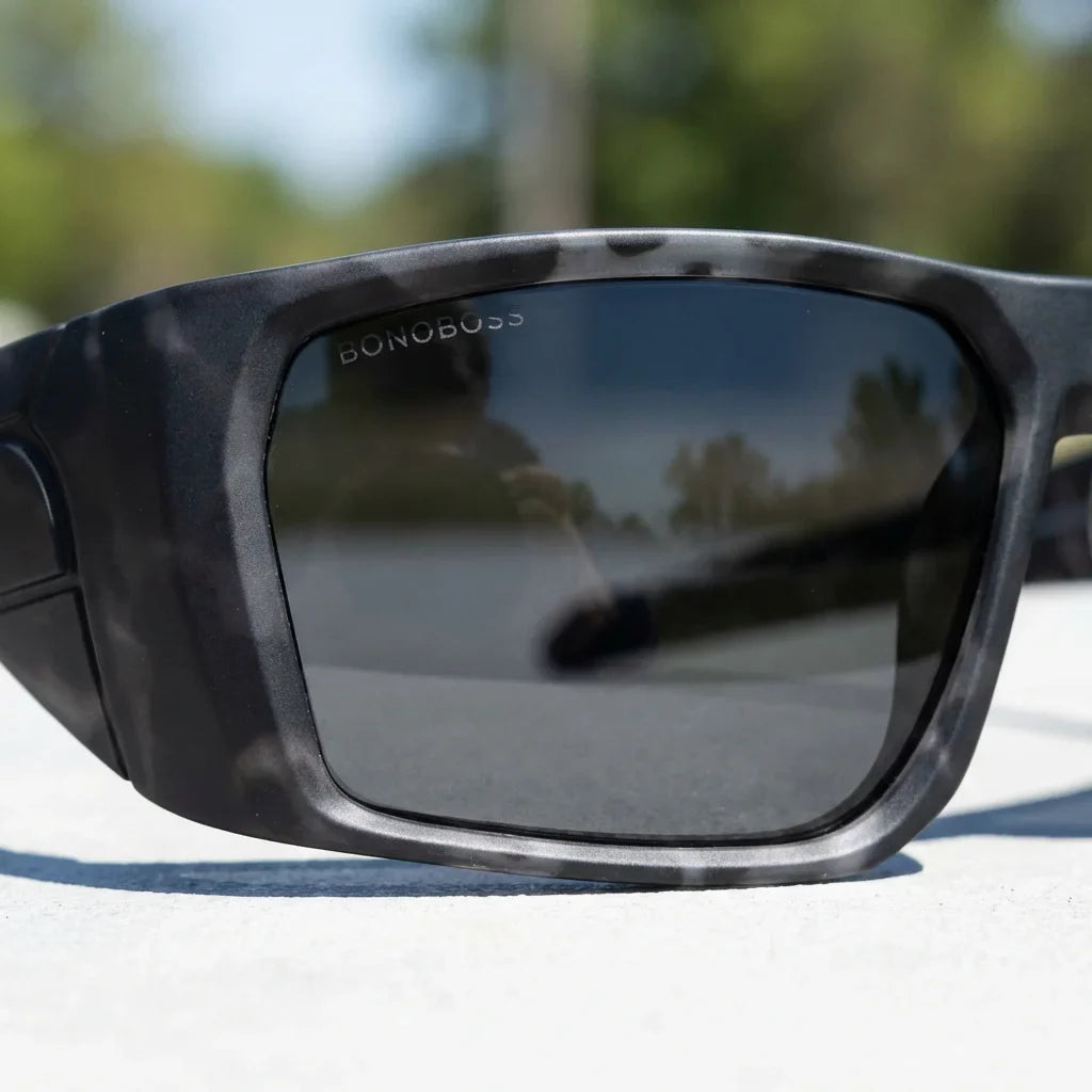 Lentes sol Salmon Seeker polarizados UV400 bio-acetato dark camo close-up lente coating pesca deportiva Bonoboss #editorial_polarizado #color_dark-camo
