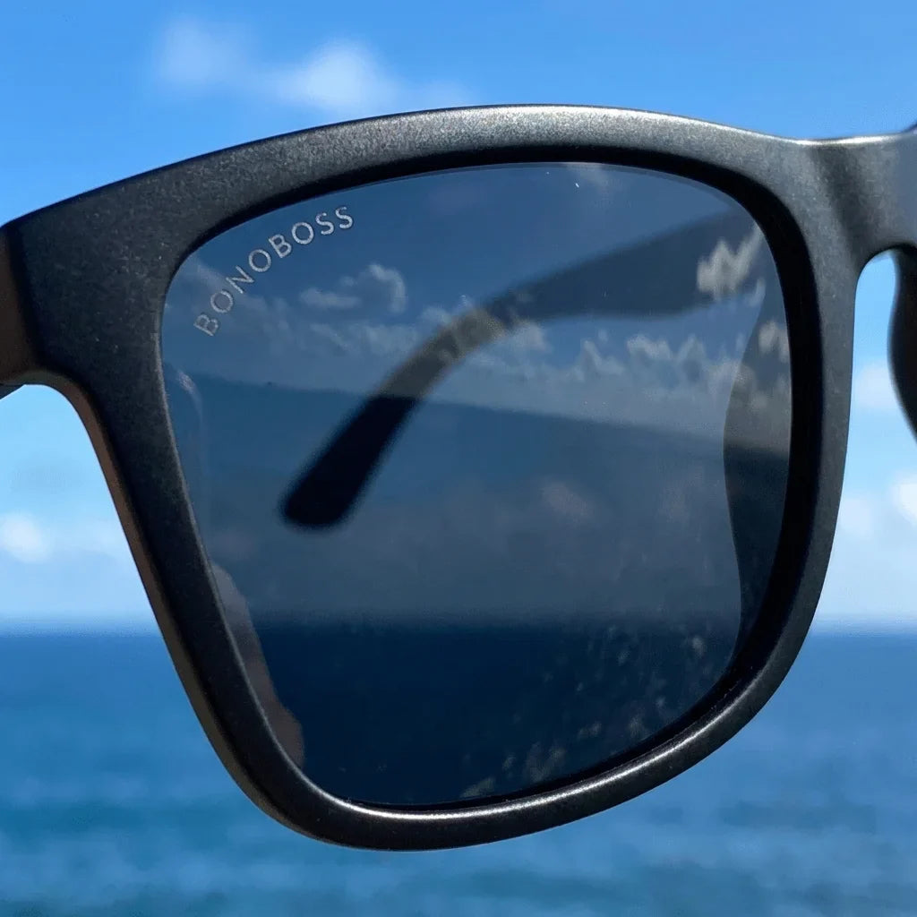 Lentes sol Rapanui RPET polarizados UV400 RPET reciclado dark close-up lente coating espejado detalle optico Bonoboss #editorial_polarizado #color_dark