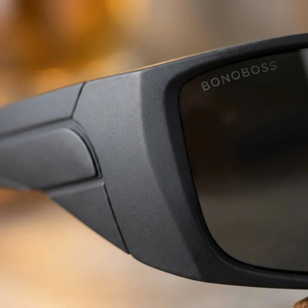 Lentes sol Salmon Seeker polarizados UV400 bio-acetato dark detalle close-up textura pesca deportiva premium Bonoboss #editorial_polarizado #color_dark
