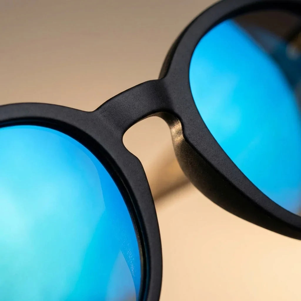 Lentes sol Meli Dark polarizados UV400 macro textura acetato vetas detalle premium Bonoboss #color_espejado-azul
