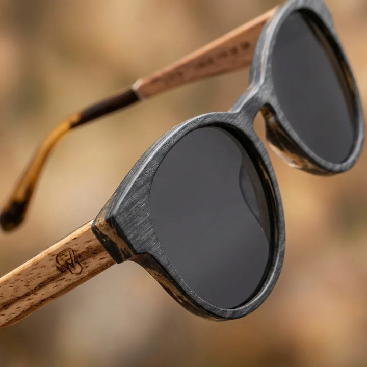 Lentes sol Chiloé 110 Wood polarizados UV400 macro textura acetato vetas detalle premium Bonoboss #color_gris