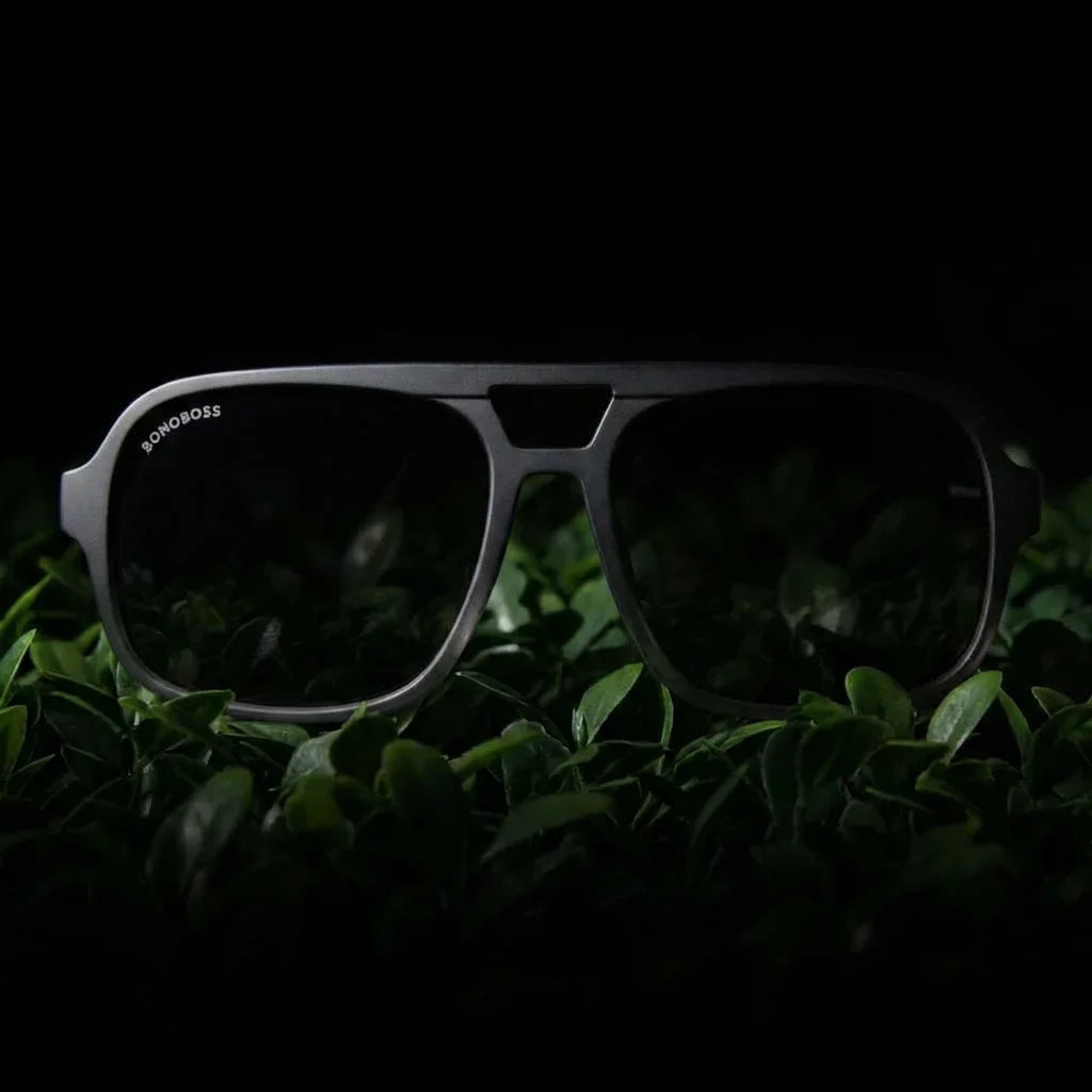 Lentes sol Orson RPET polarizados UV400 frontal dramatico luz editorial Bonoboss #color_black
