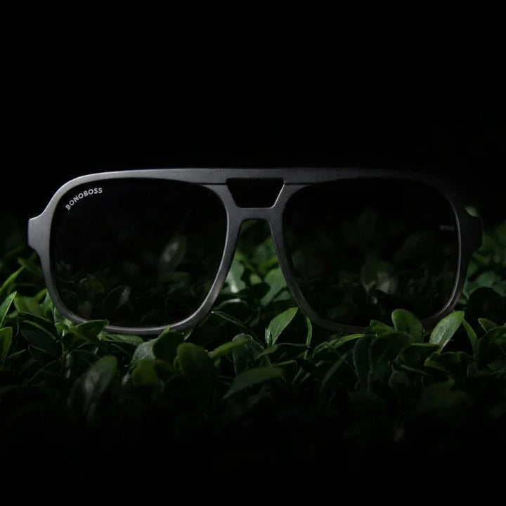 Lentes sol Orson RPET polarizados UV400 frontal dramatico luz editorial Bonoboss #color_black