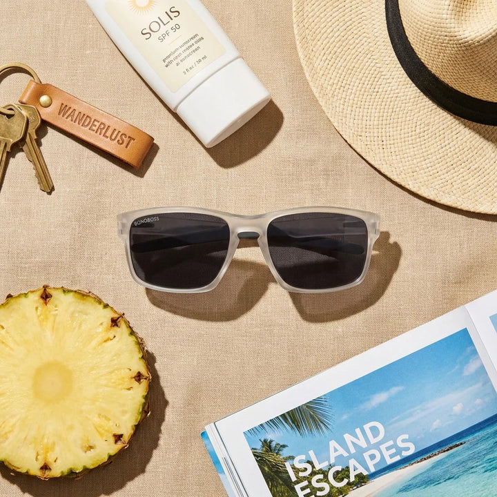 Lentes sol Lautaro RPET polarizados RPET reciclado transparente flat lay summer essentials accesorios playa Bonoboss #editorial_detail2 #color_transparente