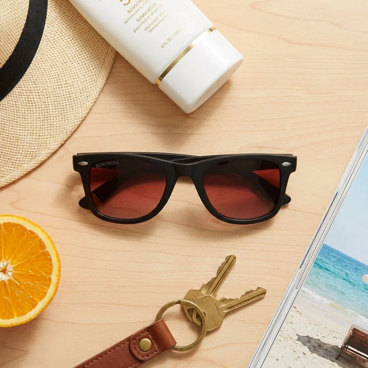 Lentes sol Acacio rPET polarizados RPET reciclado rojo flat lay summer essentials accesorios playa Bonoboss #editorial_detail2 #color_rojo