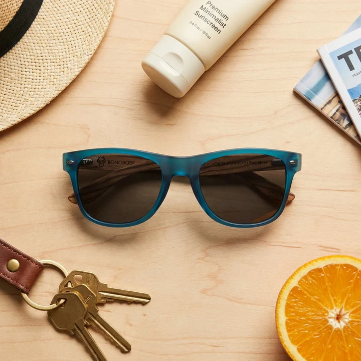 Lentes sol Acacia polarizados UV400 madera zebrano Ocean Smoke flat lay summer essentials accesorios playa Bonoboss #editorial_detail2 #color_ocean-smoke