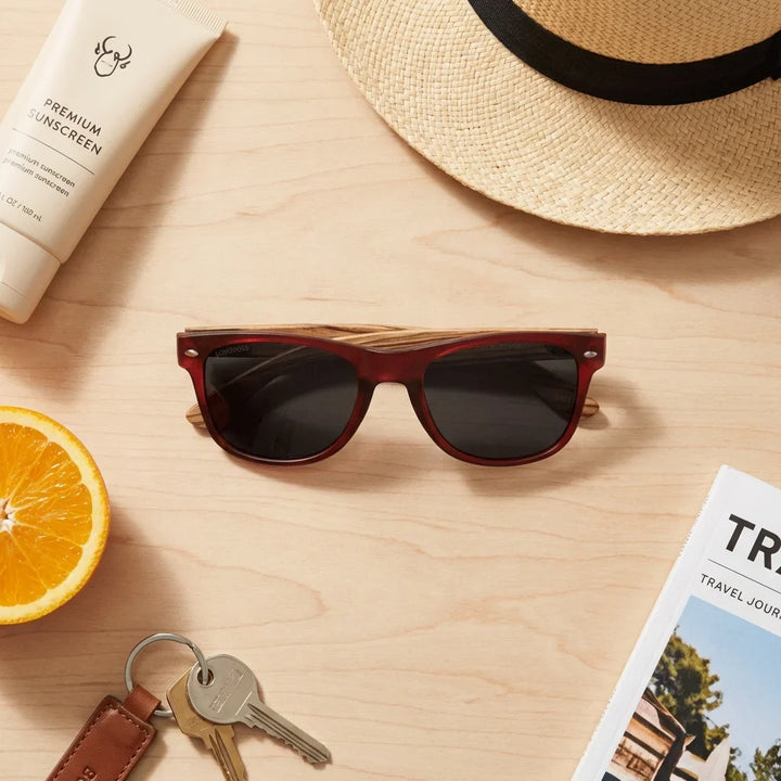 Lentes sol Acacia polarizados UV400 madera zebrano Wine Smoke flat lay summer essentials accesorios playa Bonoboss #editorial_detail2 #color_wine-smoke