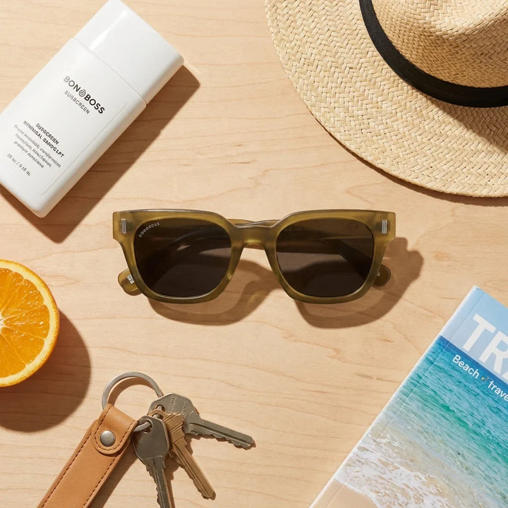 Lentes sol Osorno RPET polarizados reciclado olive flat lay summer essentials playa accesorios verano Bonoboss #editorial_detail2 #color_olive