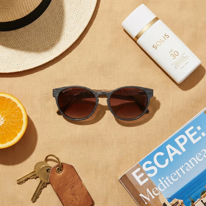 Lentes sol Chiloe 110 Wood polarizados brown flat lay summer essentials accesorios playa Bonoboss #editorial_detail2 #color_brown