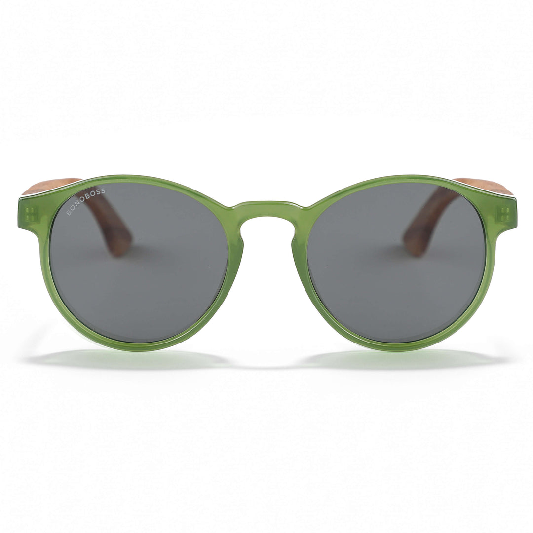 vista frontal de unos anteojos anteojos gafas de sol polarizadas de forma redonda y con puente para narices anchas hechas de plastico reciclado sustentable ecologico personalizada y patas de madera de #color_verde