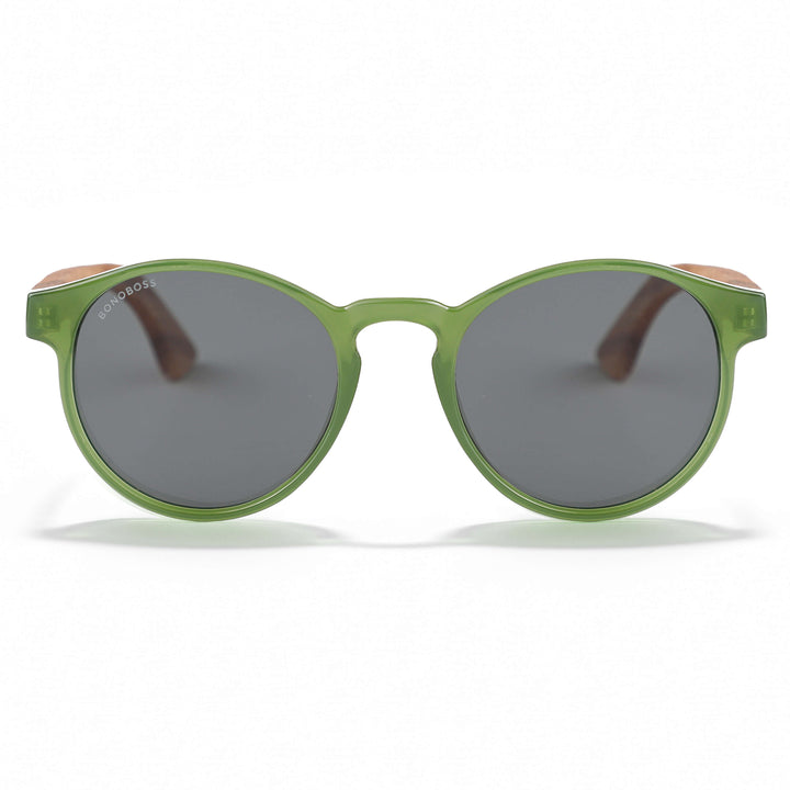 vista frontal de unos anteojos anteojos gafas de sol polarizadas de forma redonda y con puente para narices anchas hechas de plastico reciclado sustentable ecologico personalizada y patas de madera de #color_verde