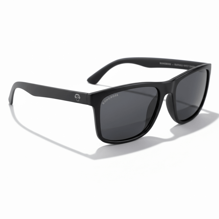 la vista lateral de unos anteojos gafas de sol polarizadas de plastico reciclado con lentes de color negras y marco de #color_dark