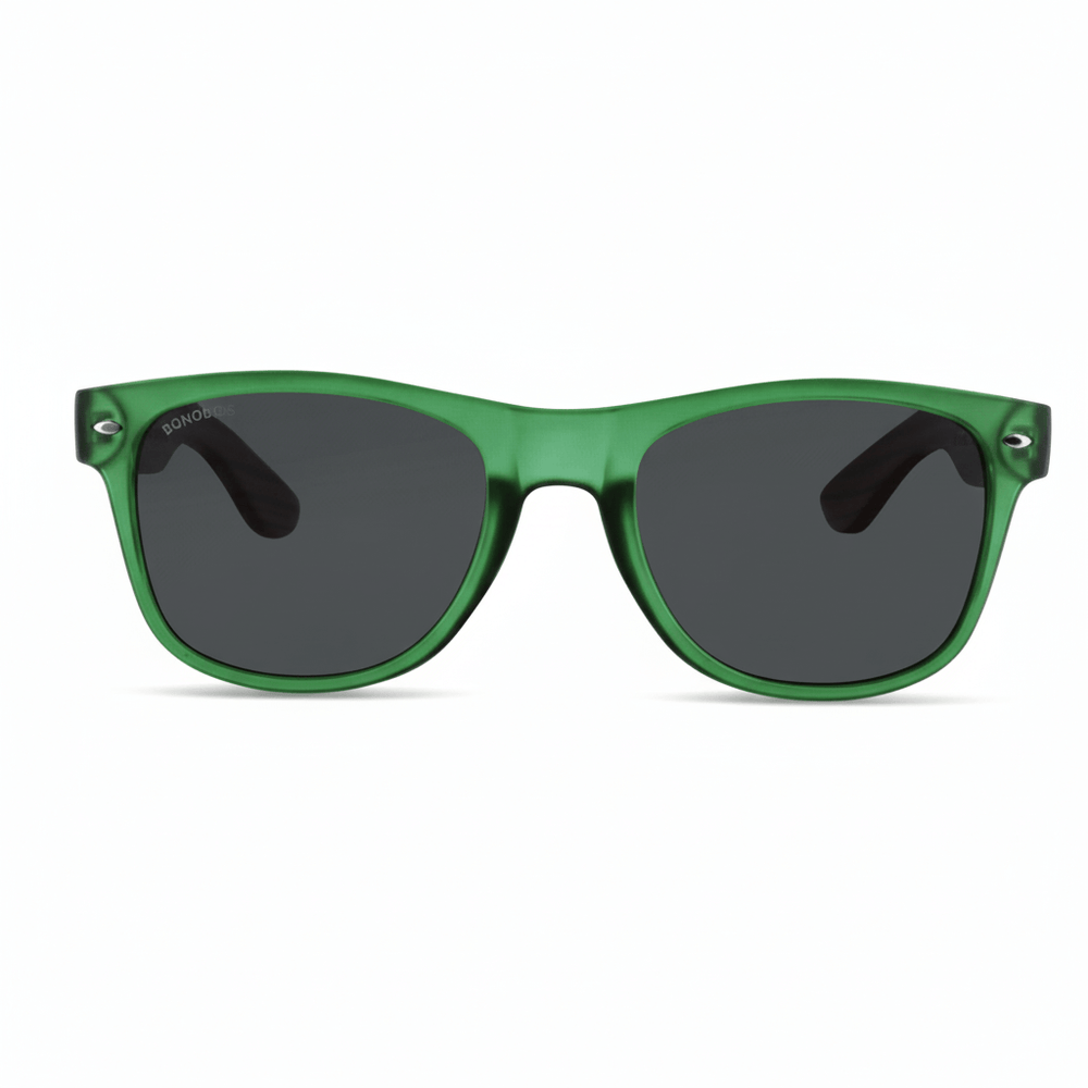 anteojos o gafas polarizadas de color negro con patas o varillas de madera natural reciclada sustentable. Vista angulada madera de zebrano y anteojo o marco de color negro polarizado para hombre y mujer con diseño natural  #color-marco_negro