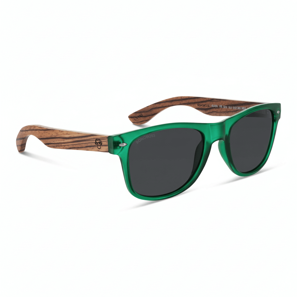 anteojos de sol polarizados de plastico reciclado regalo corporativo de color verde y lentes polarizadas de color negro vista angulada con patas de madera natural frontal #color-marco_forest