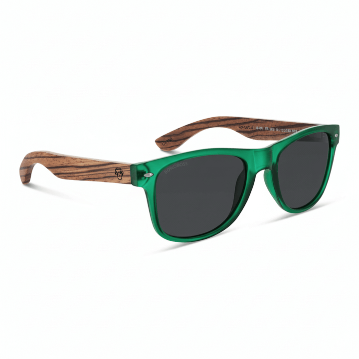 anteojos de sol polarizados de plastico reciclado regalo corporativo de color verde y lentes polarizadas de color negro vista angulada con patas de madera natural frontal #color-marco_forest