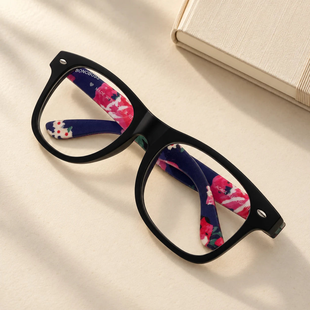 Lentes de lectura Acacia Negro filtro luz azul bodegón vista cenital sobre superficie crema con libro Bonoboss #editorial_banner #color_default