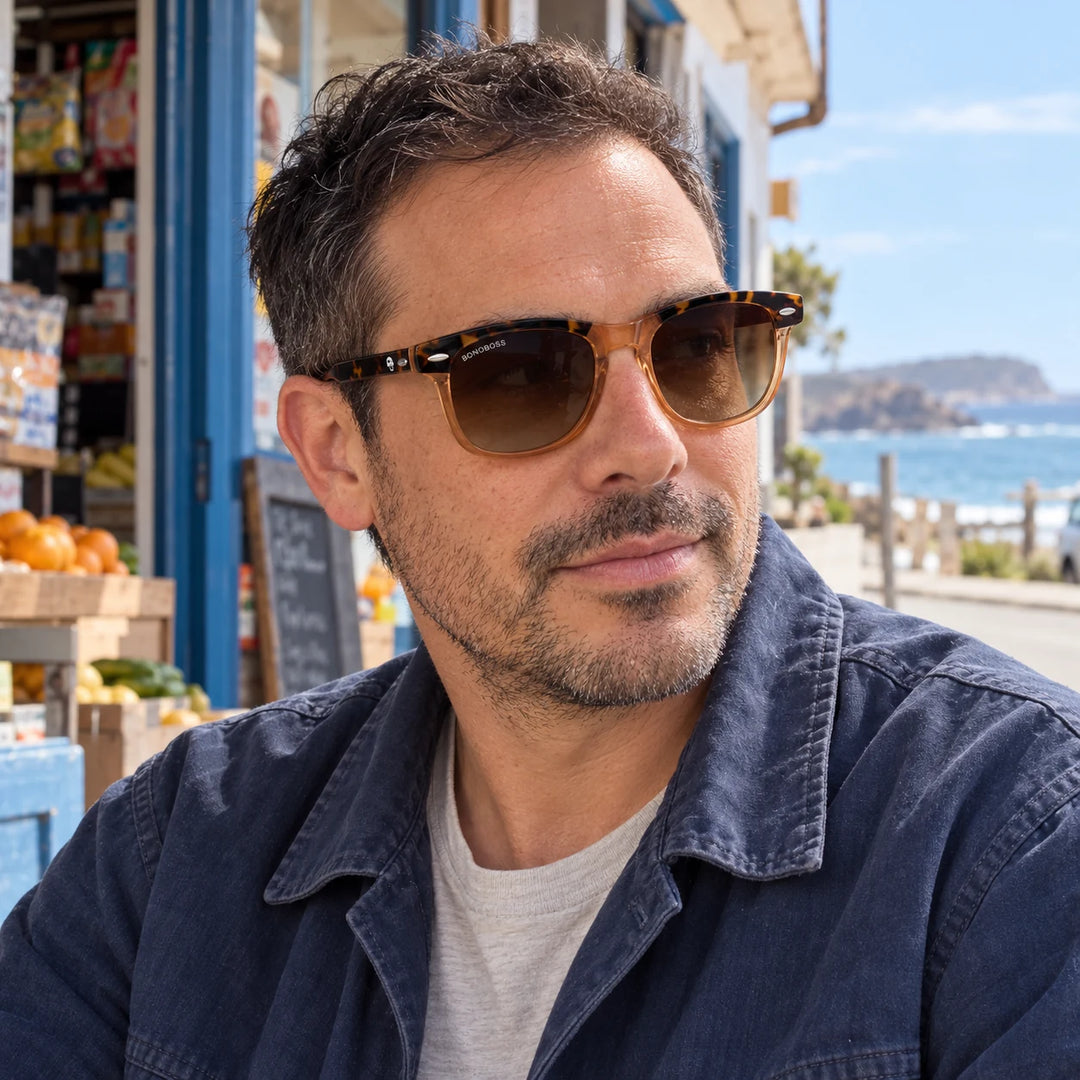 Lentes de sol polarizados Algarrobo Carey Nude lente Degradé Café modelo hombre en terraza frente al mar Bonoboss #editorial_grid1 #color_brown