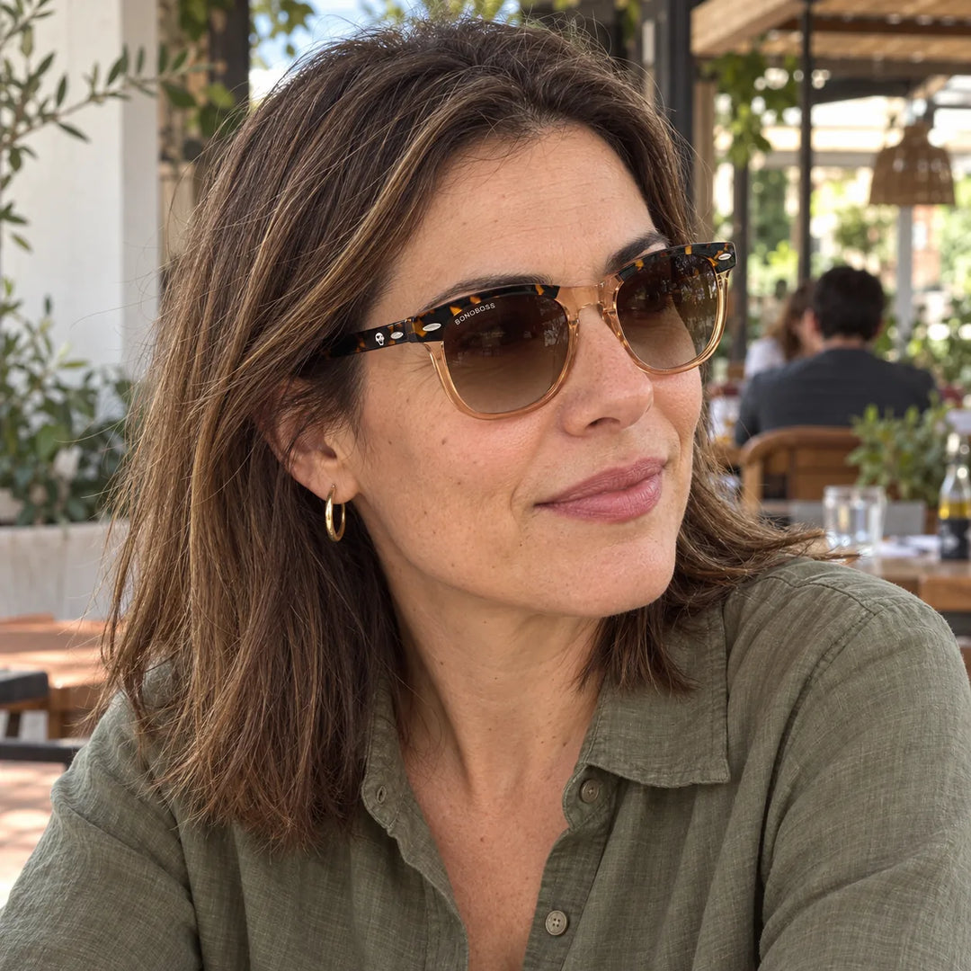 Lentes de sol polarizados Algarrobo Carey Nude lente Degradé Café modelo mujer en terraza con jardín Bonoboss #editorial_grid2 #color_brown