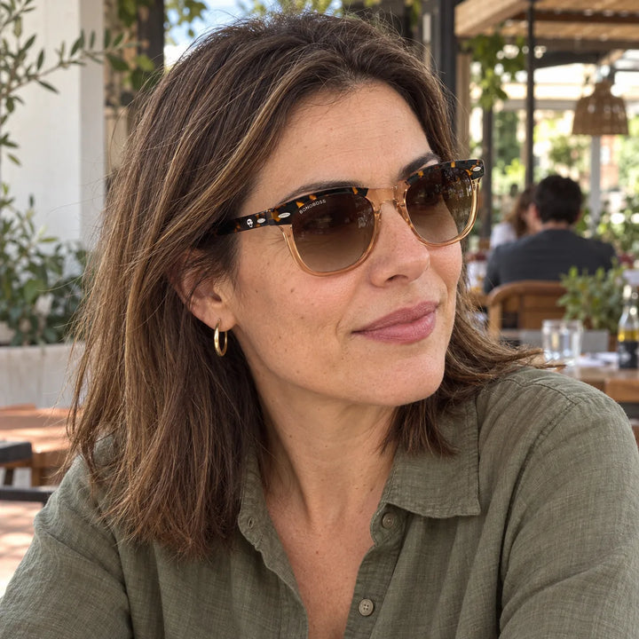 Lentes de sol polarizados Algarrobo Carey Nude lente Degradé Café modelo mujer en terraza con jardín Bonoboss #editorial_grid2 #color_brown