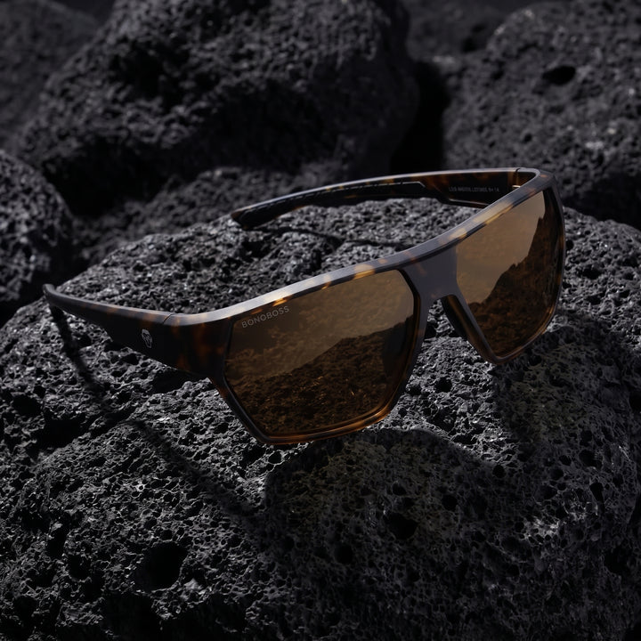 Bonoboss Andes Carey lentes de sol deportivos cristal café, detalle sobre roca volcánica #color_carey