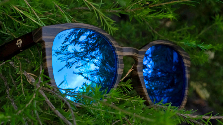 anteojos redondos de plástico reciclado y varillas de madera natural sustentable con lentes de color espejado azul polarizadas y forma redonda. #color_espejado-azul