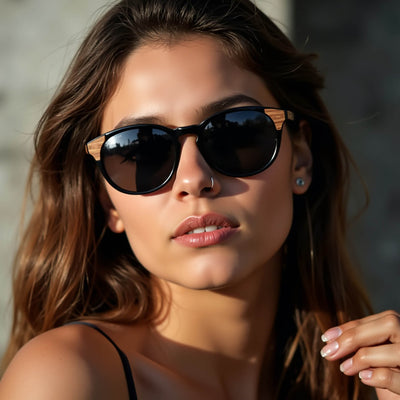 lentes de sol polarizados para hombre y mujerovalados de color negro con patas de madera natural sustentable. Marco de plastico reciclado con lentes polarizadas