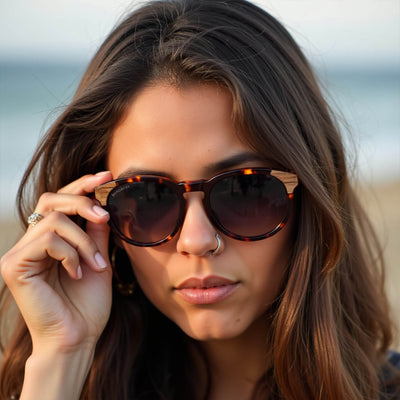 lentes de sol polarizados para hombre y mujerovalados de color carey con patas de madera natural sustentable. Marco de plastico reciclado con lentes polarizadas