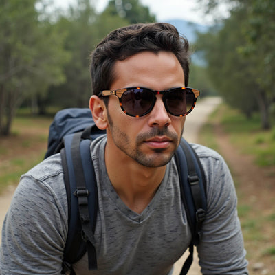 lentes de sol polarizados para hombre y mujerovalados de color carey con patas de madera natural sustentable. Marco de plastico reciclado con lentes polarizadas