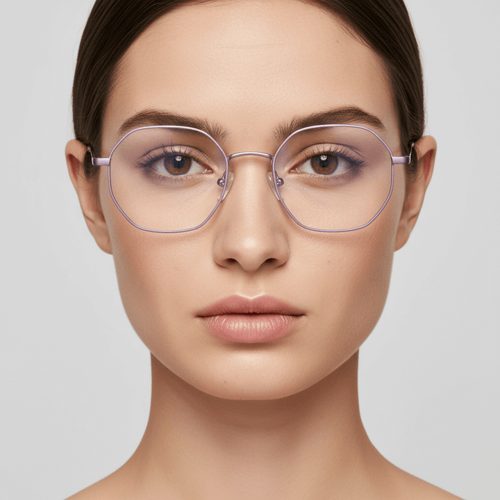 una mujer de cara redonda usando lentes opticos geometricos metalicos de acero inoxidable sustentable #color_purple