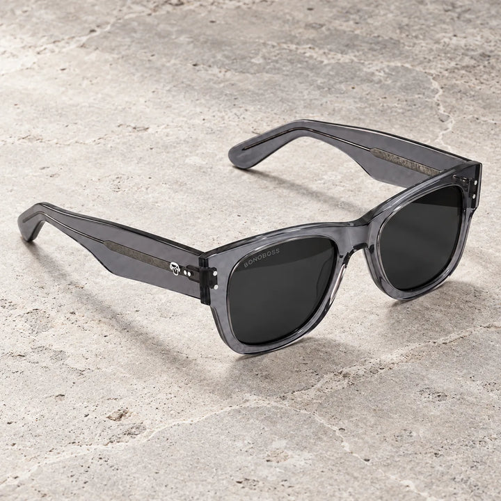 Lentes de sol polarizados Arrayán Color Original lente Gris bodegón sobre piedra gris Bonoboss #editorial_polarizado #color_gris