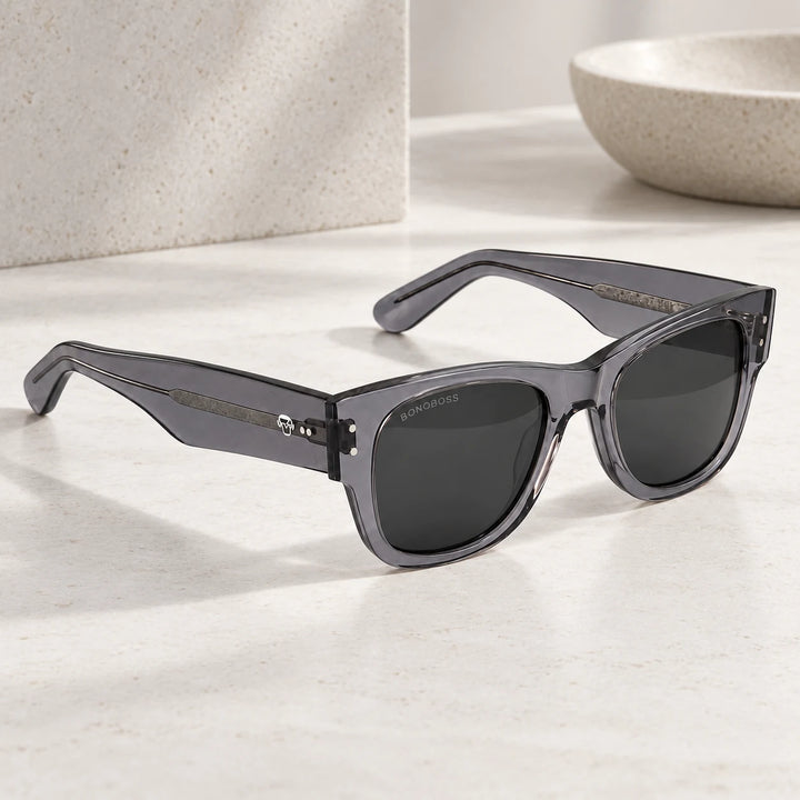 Lentes de sol polarizados Arrayán Color Original lente Gris bodegón sobre mármol claro Bonoboss #editorial_grid1 #color_gris