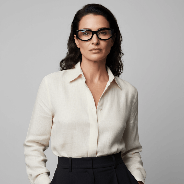 la vista frontal de una mujer de cara ovalada y pelo suelto de cuerpo completo armazones marcos opticos de la marca Bonoboss en acetato sustentable biodegradable reciclado de forma geometrica #color_negro