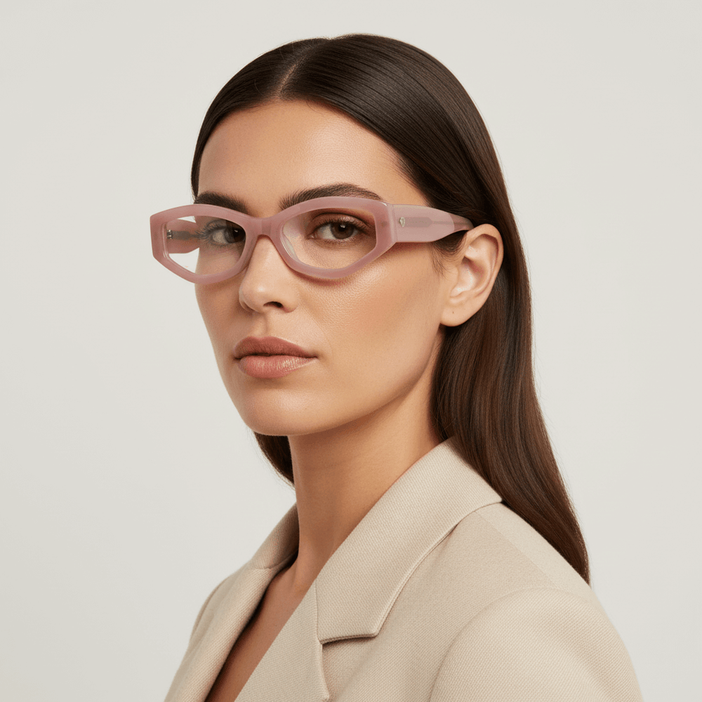 la vista frontal de una mujer de cara ovalada usando armazones marcos opticos de la marca Bonoboss en acetato sustentable biodegradable reciclado de forma geometrica #color_pink