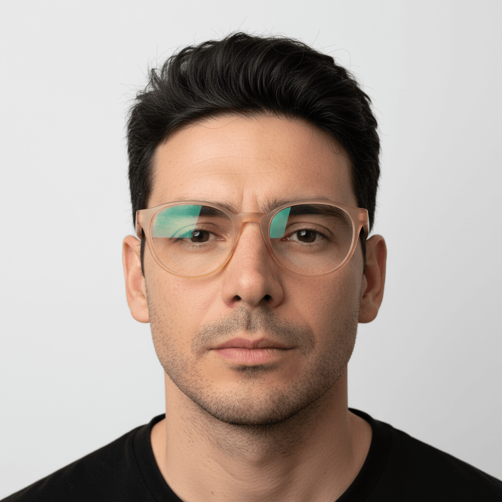 la vista frontal de una mujer de pelo negro suelto usando anteojos marcos opticos con receta de tamaño grande oversized de color duranzo. Bonoboss mayorista y distribuidor de opticas #color_peach