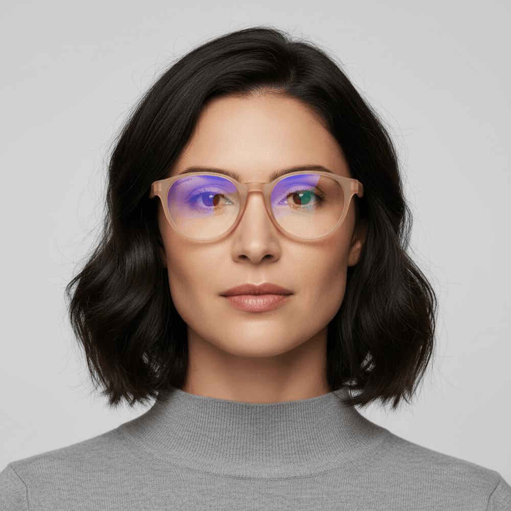 la vista frontal de una mujer de pelo negro suelto usando anteojos marcos opticos con receta de tamaño grande oversized de color duranzo. Bonoboss mayorista y distribuidor de opticas #color_peach