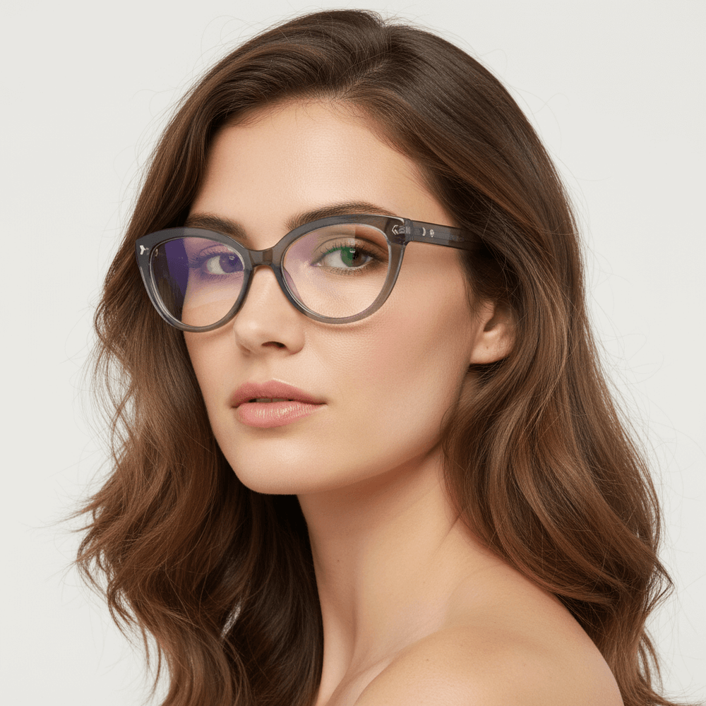 una modelo mujer de moda con pelo liso suelto y cara redonda usando anteojos armazones marcos opticos agatados con tratamiento antireflejo y receta de #color_transparente