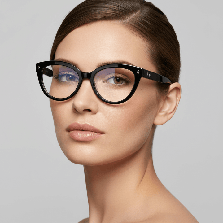 una modelo mujer de moda con cara redonda grande usando anteojos armazones marcos opticos agatados con tratamiento antireflejo y receta de #color_negro