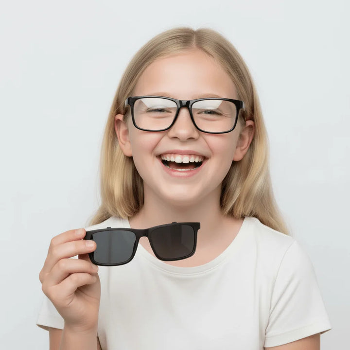 una niña riendo usando marcos opticos rectangulares con clip de sol polarizado #color_negro