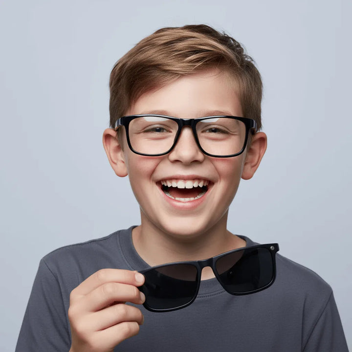 un niño riendo usando marcos opticos rectangulares con clip de sol polarizado #color_negro