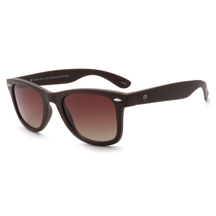 Acacia RPET Café lentes de sol cristal Gradiente Cafe vista tres cuartos unisex madera reciclada #color_gradiente-cafe